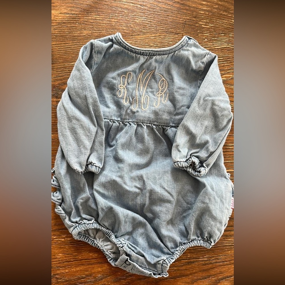 KMR MONAGRAM RUFFLEBUTTS